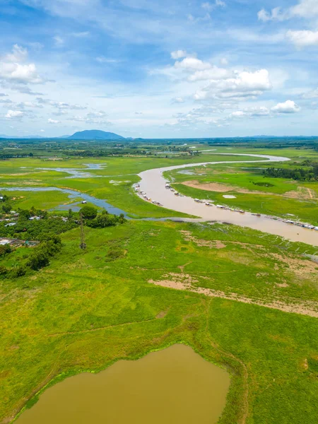 东奈省20号国道的空中景观 是越南拉恩加河上的一群漂浮房屋 周围山水繁茂 人口稀少 旅行和景观概念 — 图库照片