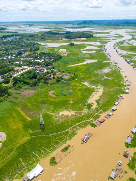 Dong Nai vilayetindeki Ulusal Yol 20 'nin havadan görüntüsü La Nga nehri üzerinde yüzen bir grup ev tepe manzaralı ve yol çevresindeki seyrek nüfuslu. Seyahat ve manzara konsepti.