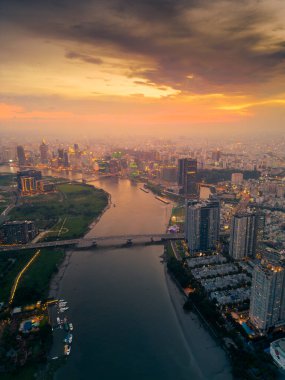 Ho Chi Minh şehrinin havadan görünüşü, Vietnam kalkınma binaları, ulaşım, enerji altyapısı. Finansal ve iş merkezleri. Gün batımından geceye. Seyahat ve manzara konsepti.