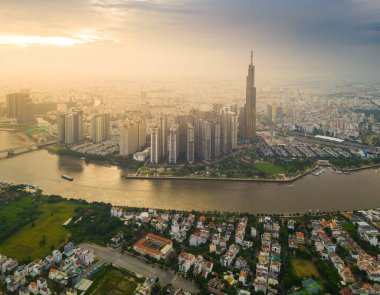 Ho Chi Minh şehrinin havadan görünüşü, Vietnam kalkınma binaları, ulaşım, enerji altyapısı. Finansal ve iş merkezleri. Gün batımından geceye. Seyahat ve manzara konsepti.