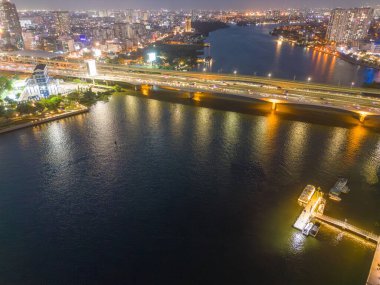 Ho Chi Minh şehrinin havadan görünüşü, Vietnam kalkınma binaları, ulaşım, enerji altyapısı. Finansal ve iş merkezleri. Gün batımından geceye. Seyahat ve manzara konsepti.