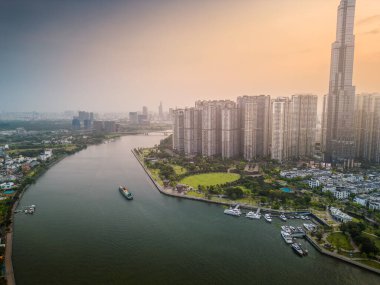Ho Chi Minh şehrinin havadan görünüşü, Vietnam kalkınma binaları, ulaşım, enerji altyapısı. Finansal ve iş merkezleri. Gün batımından geceye. Seyahat ve manzara konsepti.