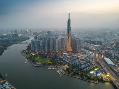 Ho Chi Minh şehrinin havadan görünüşü, Vietnam kalkınma binaları, ulaşım, enerji altyapısı. Finansal ve iş merkezleri. Gün batımından geceye. Seyahat ve manzara konsepti.