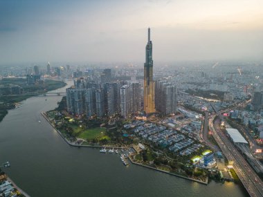 Ho Chi Minh şehrinin havadan görünüşü, Vietnam kalkınma binaları, ulaşım, enerji altyapısı. Finansal ve iş merkezleri. Gün batımından geceye. Seyahat ve manzara konsepti.