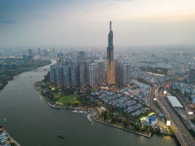 Ho Chi Minh şehrinin havadan görünüşü, Vietnam kalkınma binaları, ulaşım, enerji altyapısı. Finansal ve iş merkezleri. Gün batımından geceye. Seyahat ve manzara konsepti.