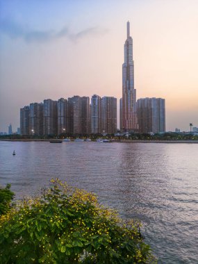 Ho Chi Minh şehrinin havadan görünüşü, Vietnam kalkınma binaları, ulaşım, enerji altyapısı. Finansal ve iş merkezleri. Gün batımından geceye. Seyahat ve manzara konsepti.