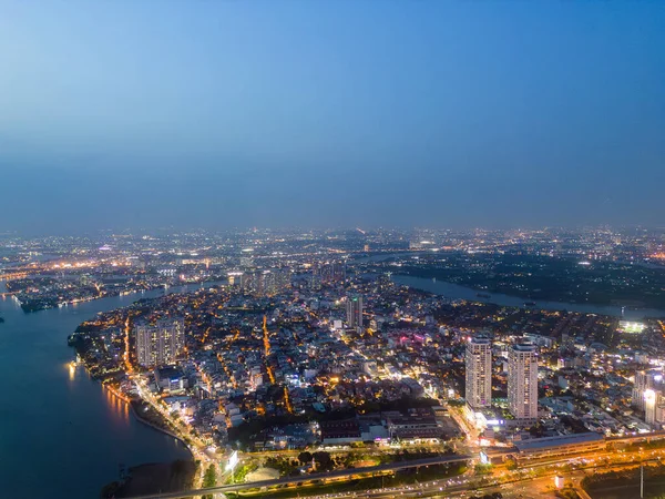 開発ビル エネルギーインフラとベトナムのホーチミン市の航空ビュー ビジネスセンター 日没から夜へ 旅行と景観の概念 — ストック写真