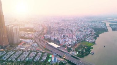 Ho Chi Minh şehrinin havadan görünüşü, Vietnam kalkınma binaları, ulaşım, enerji altyapısı. Finansal ve iş merkezleri. Gün batımından geceye. Seyahat ve manzara konsepti.