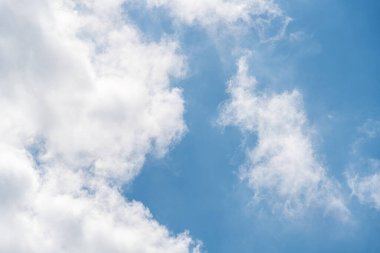 Bulutlu mavi gökyüzünün güzel manzarası. Güzel şekiller, parçalı bulutlar. Renkli gün batımı. Doğal gökyüzü arkaplan dokusu, güzel bir renk. Mavi gökyüzünde parlak bir manzara. Seçici odak