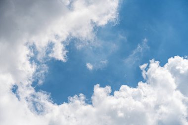 Bulutlu mavi gökyüzünün güzel manzarası. Güzel şekiller, parçalı bulutlar. Renkli gün batımı. Doğal gökyüzü arkaplan dokusu, güzel bir renk. Mavi gökyüzünde parlak bir manzara. Seçici odak