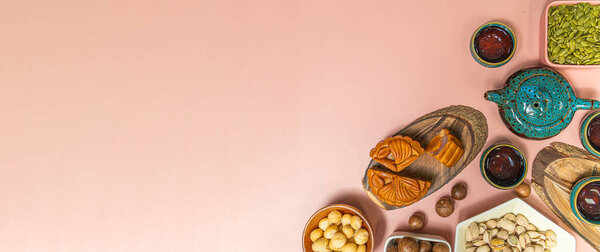 вкусные круглые лунные торты на осеннем фестивале. Квартира лежала в середине осеннего фестиваля еды и напитков на сладком розовом фоне. Путешествия, отдых, концепция питания. Копирование пространства