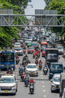 Ho Chi Minh şehri, Vietnam - 12 Ağustos 2023: Güneşli bir günde yoğun trafik ve Saygon caddesinde sayısız otel, bar ve dükkan tabelası bulunan renkli perspektif, insanlarla dolu, motosikletler