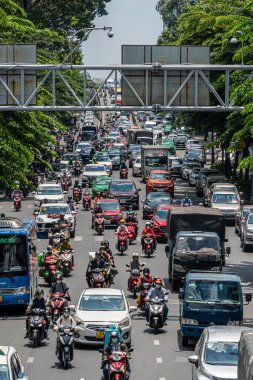 Ho Chi Minh şehri, Vietnam - 12 Ağustos 2023: Güneşli bir günde yoğun trafik ve Saygon caddesinde sayısız otel, bar ve dükkan tabelası bulunan renkli perspektif, insanlarla dolu, motosikletler