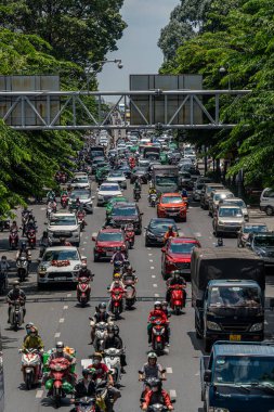 Ho Chi Minh şehri, Vietnam - 12 Ağustos 2023: Güneşli bir günde yoğun trafik ve Saygon caddesinde sayısız otel, bar ve dükkan tabelası bulunan renkli perspektif, insanlarla dolu, motosikletler
