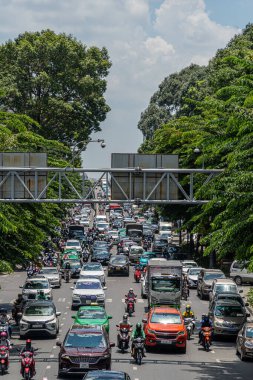 Ho Chi Minh şehri, Vietnam - 12 Ağustos 2023: Güneşli bir günde yoğun trafik ve Saygon caddesinde sayısız otel, bar ve dükkan tabelası bulunan renkli perspektif, insanlarla dolu, motosikletler