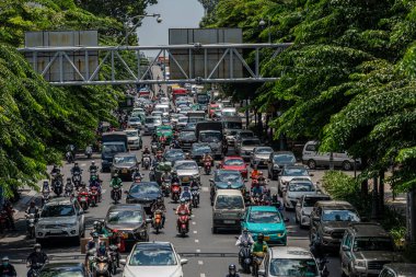 Ho Chi Minh şehri, Vietnam - 12 Ağustos 2023: Güneşli bir günde yoğun trafik ve Saygon caddesinde sayısız otel, bar ve dükkan tabelası bulunan renkli perspektif, insanlarla dolu, motosikletler