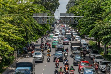Ho Chi Minh şehri, Vietnam - 12 Ağustos 2023: Güneşli bir günde yoğun trafik ve Saygon caddesinde sayısız otel, bar ve dükkan tabelası bulunan renkli perspektif, insanlarla dolu, motosikletler