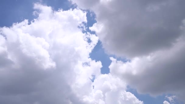 Hermosa Vista Del Cielo Azul Con Nubes Hermosas Formas Parcialmente — Vídeos de Stock