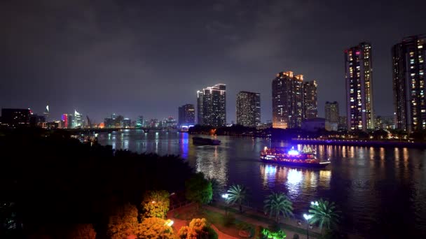 多くのタワー ティエム橋 観光ボート ホーチミン市のサイゴン川のクルーズを備えたサイゴンの夜景 トラベルコンセプト — ストック動画