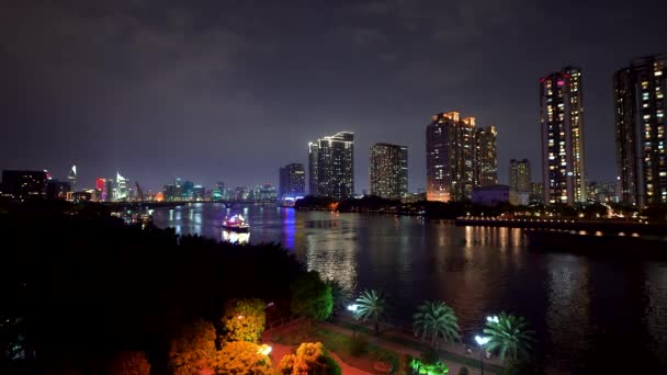 多くのタワー ティエム橋 観光ボート ホーチミン市のサイゴン川のクルーズを備えたサイゴンの夜景 トラベルコンセプト — ストック動画