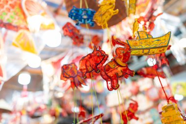 Sonbahar Festivali sırasında Ho Chi Minh City, Vietnam sokaklarında asılı duran renkli fenerler. Fotoğraflardaki Çince, para ve mutluluk demektir. Seçici odak.