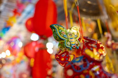 Sonbahar Festivali sırasında Ho Chi Minh City, Vietnam sokaklarında asılı duran renkli fenerler. Fotoğraflardaki Çince, para ve mutluluk demektir. Seçici odak.