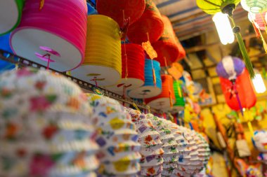 Sonbahar Festivali sırasında Ho Chi Minh City, Vietnam sokaklarında asılı duran renkli fenerler. Fotoğraflardaki Çince, para ve mutluluk demektir. Seçici odak.