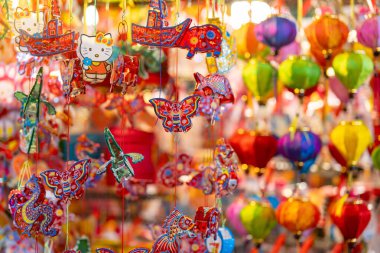 Sonbahar Festivali sırasında Ho Chi Minh City, Vietnam sokaklarında asılı duran renkli fenerler. Fotoğraflardaki Çince, para ve mutluluk demektir. Seçici odak.