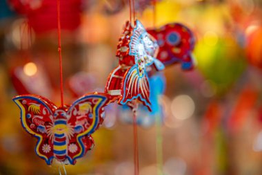 Sonbahar Festivali sırasında Ho Chi Minh City, Vietnam sokaklarında asılı duran renkli fenerler. Fotoğraflardaki Çince, para ve mutluluk demektir. Seçici odak.