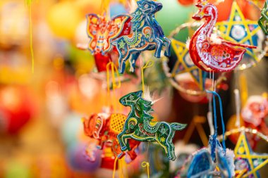 Sonbahar Festivali sırasında Ho Chi Minh City, Vietnam sokaklarında asılı duran renkli fenerler. Fotoğraflardaki Çince, para ve mutluluk demektir. Seçici odak.