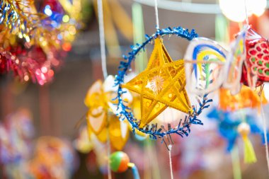 Sonbahar Festivali sırasında Ho Chi Minh City, Vietnam sokaklarında asılı duran renkli fenerler. Fotoğraflardaki Çince, para ve mutluluk demektir. Seçici odak.