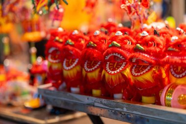 Sonbahar Festivali sırasında Ho Chi Minh City, Vietnam sokaklarında asılı duran renkli fenerler. Fotoğraflardaki Çince, para ve mutluluk demektir. Seçici odak.