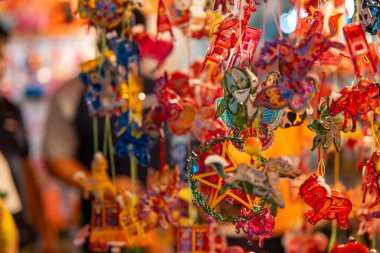 Sonbahar Festivali sırasında Ho Chi Minh City, Vietnam sokaklarında asılı duran renkli fenerler. Fotoğraflardaki Çince, para ve mutluluk demektir. Seçici odak.