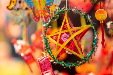 Sonbahar Festivali sırasında Ho Chi Minh City, Vietnam sokaklarında asılı duran renkli fenerler. Fotoğraflardaki Çince, para ve mutluluk demektir. Seçici odak.