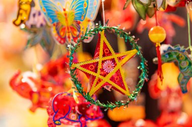 Sonbahar Festivali sırasında Ho Chi Minh City, Vietnam sokaklarında asılı duran renkli fenerler. Fotoğraflardaki Çince, para ve mutluluk demektir. Seçici odak.