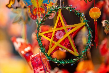 Sonbahar Festivali sırasında Ho Chi Minh City, Vietnam sokaklarında asılı duran renkli fenerler. Fotoğraflardaki Çince, para ve mutluluk demektir. Seçici odak.