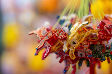 Sonbahar Festivali sırasında Ho Chi Minh City, Vietnam sokaklarında asılı duran renkli fenerler. Fotoğraflardaki Çince, para ve mutluluk demektir. Seçici odak.
