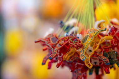 Sonbahar Festivali sırasında Ho Chi Minh City, Vietnam sokaklarında asılı duran renkli fenerler. Fotoğraflardaki Çince, para ve mutluluk demektir. Seçici odak.