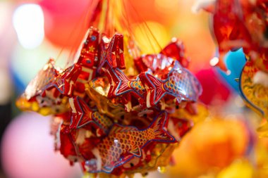 Sonbahar Festivali sırasında Ho Chi Minh City, Vietnam sokaklarında asılı duran renkli fenerler. Fotoğraflardaki Çince, para ve mutluluk demektir. Seçici odak.