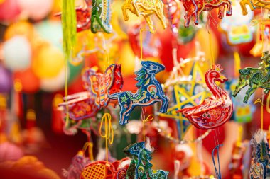 Sonbahar Festivali sırasında Ho Chi Minh City, Vietnam sokaklarında asılı duran renkli fenerler. Fotoğraflardaki Çince, para ve mutluluk demektir. Seçici odak.