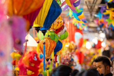 Sonbahar Festivali sırasında Ho Chi Minh City, Vietnam sokaklarında asılı duran renkli fenerler. Fotoğraflardaki Çince, para ve mutluluk demektir. Seçici odak.