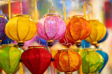 Sonbahar Festivali sırasında Ho Chi Minh City, Vietnam sokaklarında asılı duran renkli fenerler. Fotoğraflardaki Çince, para ve mutluluk demektir. Seçici odak.