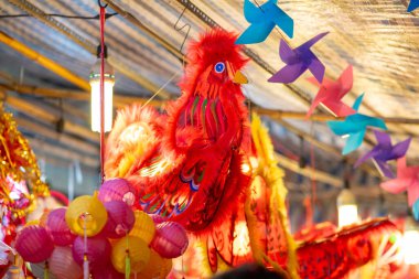 Sonbahar Festivali sırasında Ho Chi Minh City, Vietnam sokaklarında asılı duran renkli fenerler. Fotoğraflardaki Çince, para ve mutluluk demektir. Seçici odak.