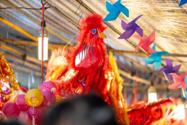 Sonbahar Festivali sırasında Ho Chi Minh City, Vietnam sokaklarında asılı duran renkli fenerler. Fotoğraflardaki Çince, para ve mutluluk demektir. Seçici odak.