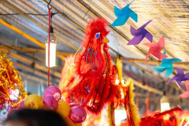 Sonbahar Festivali sırasında Ho Chi Minh City, Vietnam sokaklarında asılı duran renkli fenerler. Fotoğraflardaki Çince, para ve mutluluk demektir. Seçici odak.