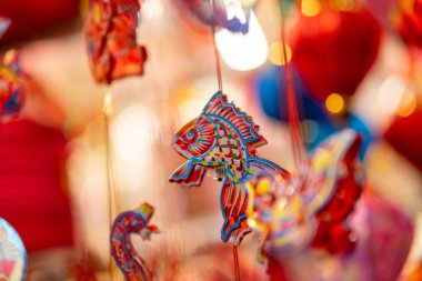 Sonbahar Festivali sırasında Ho Chi Minh City, Vietnam sokaklarında asılı duran renkli fenerler. Fotoğraflardaki Çince, para ve mutluluk demektir. Seçici odak.