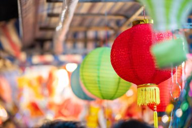 Sonbahar Festivali sırasında Ho Chi Minh City, Vietnam sokaklarında asılı duran renkli fenerler. Fotoğraflardaki Çince, para ve mutluluk demektir. Seçici odak.