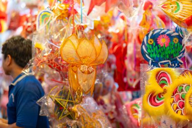 Sonbahar Festivali sırasında Ho Chi Minh City, Vietnam sokaklarında asılı duran renkli fenerler. Fotoğraflardaki Çince, para ve mutluluk demektir. Seçici odak.