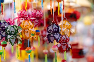 Sonbahar Festivali sırasında Ho Chi Minh City, Vietnam sokaklarında asılı duran renkli fenerler. Fotoğraflardaki Çince, para ve mutluluk demektir. Seçici odak.