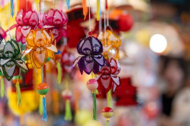 Sonbahar Festivali sırasında Ho Chi Minh City, Vietnam sokaklarında asılı duran renkli fenerler. Fotoğraflardaki Çince, para ve mutluluk demektir. Seçici odak.